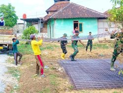 Percepat Pembangunan Jalan Cor Beton, Satgas TMMD 129 Bojonegoro dan Warga Gotong Royong Turunkan Material Besi