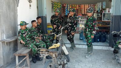 Anggota Satgas TMMD memanfaatkan waktu istirahat sore mereka dengan singgah di warung sembako milik Bu Yanti, Jumat (24/7/2026).