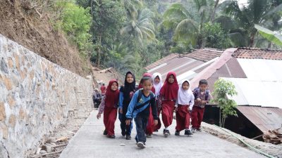 Pemandangan itu menjadi potret indah tentang pembangunan yang dikerjakan hari ini untuk masa depan generasi penerus, Sabtu (25/07/2026).