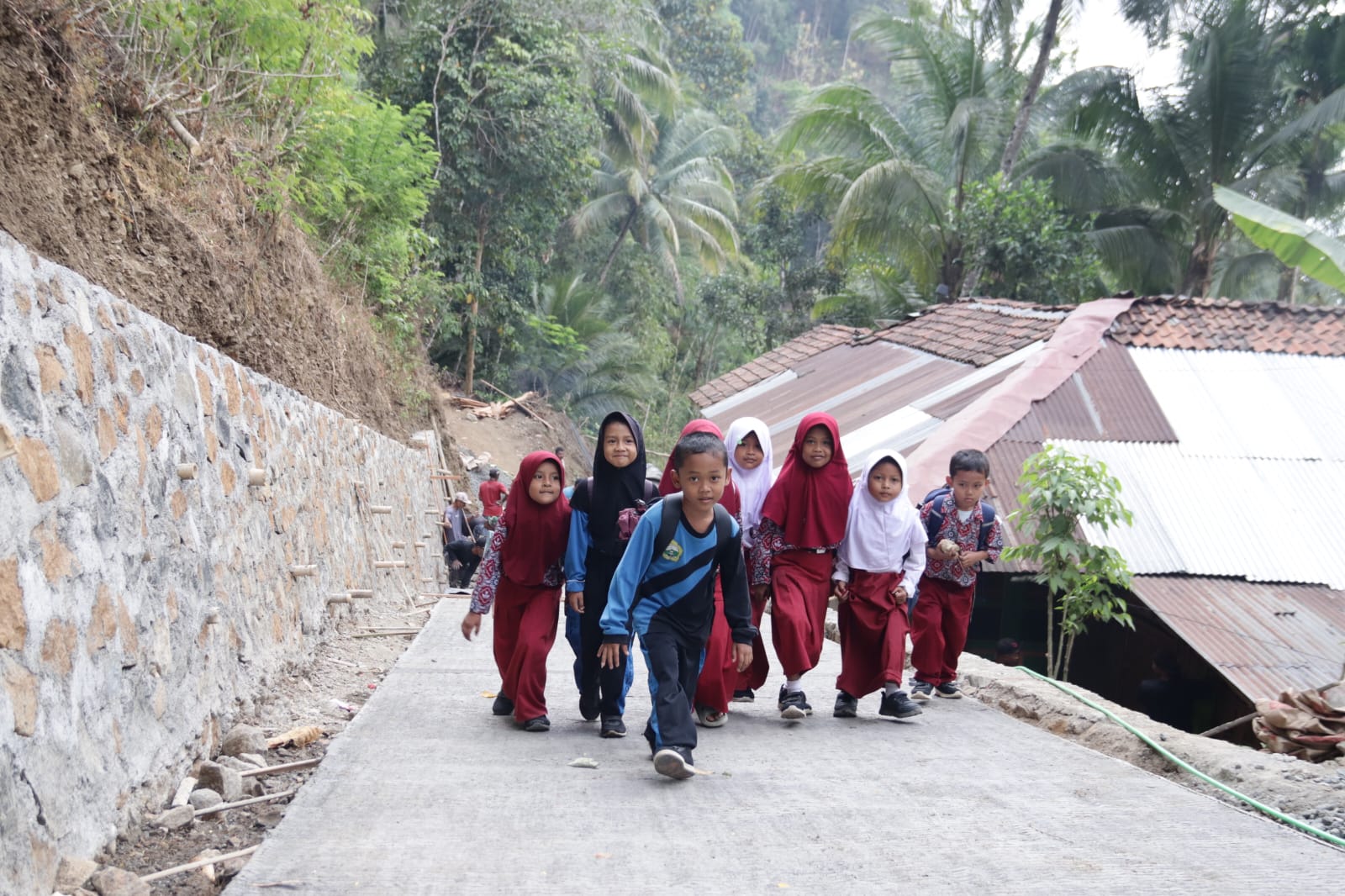 Pemandangan itu menjadi potret indah tentang pembangunan yang dikerjakan hari ini untuk masa depan generasi penerus, Sabtu (25/07/2026).