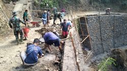 Berkat sinergi antara personel Satgas TMMD dan masyarakat, progres pembangunan Talud 1 di Dusun Kunir RT 01/RW 09, Desa Gumelem Kulon, Kecamatan Susukan, Kabupaten Banjarnegara, telah mencapai 50 persen hingga Selasa (28/7/2026).
