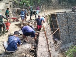 Berkat sinergi antara personel Satgas TMMD dan masyarakat, progres pembangunan Talud 1 di Dusun Kunir RT 01/RW 09, Desa Gumelem Kulon, Kecamatan Susukan, Kabupaten Banjarnegara, telah mencapai 50 persen hingga Selasa (28/7/2026). Berkat sinergi antara personel Satgas TMMD dan masyarakat, progres pembangunan Talud 1 di Dusun Kunir RT 01/RW 09, Desa Gumelem Kulon, Kecamatan Susukan, Kabupaten Banjarnegara, telah mencapai 50 persen hingga Selasa (28/7/2026).