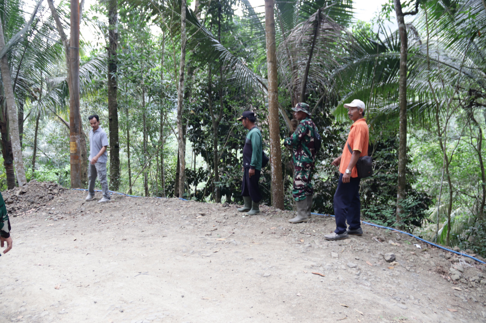 Pembangunan Pos Kamling yang berlokasi di Dusun Kunir RT 01/RW 09 ini menjadi salah satu sasaran fisik TMMD yang mengusung tema "TMMD Satukan Langkah Membangun Negeri dari Desa", Jumat (17/7/2026).