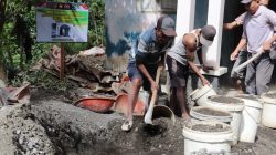 Semangat gotong royong dalam pelaksanaan TMMD Reguler ke-129 Tahun Anggaran 2026 Kodim 0704/Banjarnegara tidak mengenal batas usia. Hal itu ditunjukkan Tarmudi (83), warga Desa Gumelem Kulon, Kecamatan Susukan, yang tetap aktif membantu pekerjaan pembangunan jalan rabat beton di Dusun Kunir RT 01 RW 09, Minggu (26/7/2026)