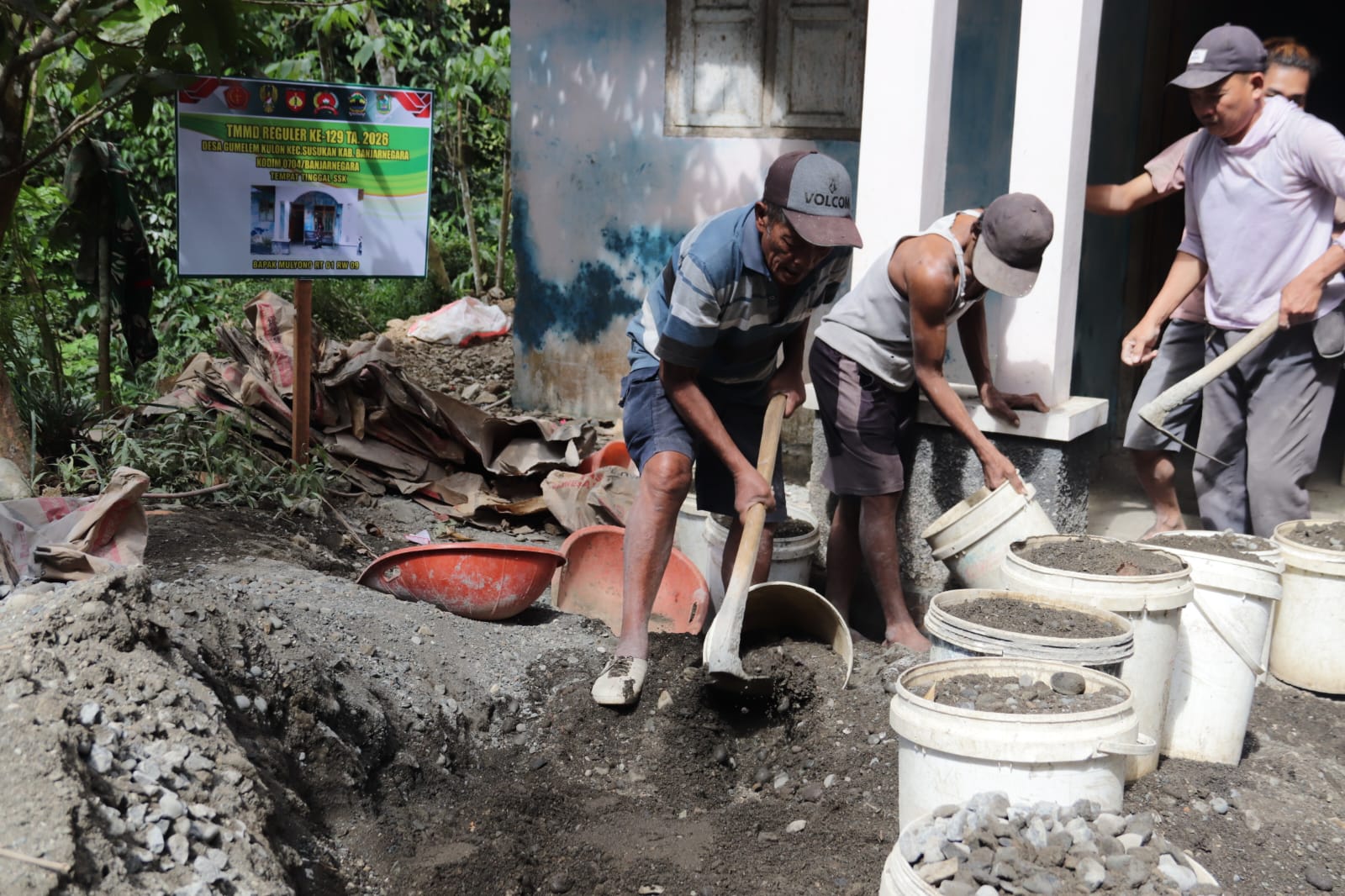 Semangat gotong royong dalam pelaksanaan TMMD Reguler ke-129 Tahun Anggaran 2026 Kodim 0704/Banjarnegara tidak mengenal batas usia. Hal itu ditunjukkan Tarmudi (83), warga Desa Gumelem Kulon, Kecamatan Susukan, yang tetap aktif membantu pekerjaan pembangunan jalan rabat beton di Dusun Kunir RT 01 RW 09, Minggu (26/7/2026)