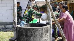 Di tengah menurunnya ketersediaan air bersih akibat musim kemarau, Satgas TMMD menyalurkan 11.000 liter air bersih kepada warga RT 013 RW 006 Dusun Krebet, Desa Kesongo, Kecamatan Kedungadem, Sabtu (25/7/2026).
