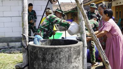 Di tengah menurunnya ketersediaan air bersih akibat musim kemarau, Satgas TMMD menyalurkan 11.000 liter air bersih kepada warga RT 013 RW 006 Dusun Krebet, Desa Kesongo, Kecamatan Kedungadem, Sabtu (25/7/2026).
