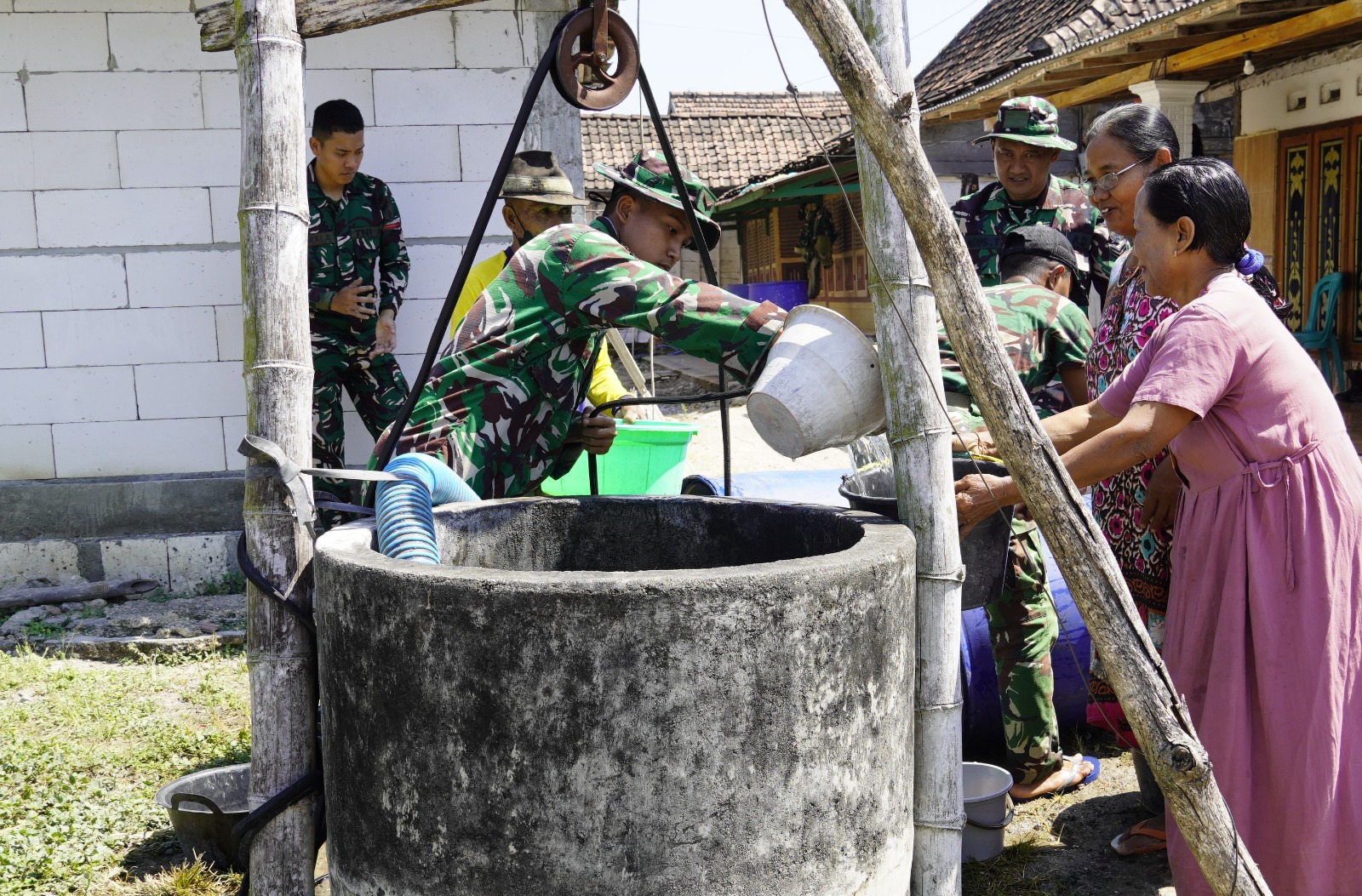 Di tengah menurunnya ketersediaan air bersih akibat musim kemarau, Satgas TMMD menyalurkan 11.000 liter air bersih kepada warga RT 013 RW 006 Dusun Krebet, Desa Kesongo, Kecamatan Kedungadem, Sabtu (25/7/2026).