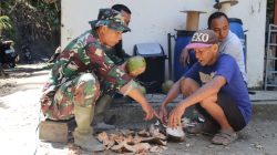 Serda Eko bersama salah seorang warga, Kabul, memanfaatkan momen untuk menikmati segarnya air kelapa muda sebelum kembali melanjutkan pekerjaan, Senin (27/7/2026).