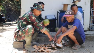 Serda Eko bersama salah seorang warga, Kabul, memanfaatkan momen untuk menikmati segarnya air kelapa muda sebelum kembali melanjutkan pekerjaan, Senin (27/7/2026).