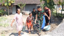 Selain melaksanakan pembangunan infrastruktur, personel Satgas TMMD juga membantu mendistribusikan air bersih kepada warga yang terdampak musim kemarau, khususnya di Dusun Krebet, Minggu (26/7/2026).