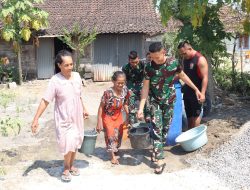 Satgas TMMD Ke-129 Bojonegoro Salurkan Air Bersih, Ringankan Beban Lansia di Dusun Krebet
