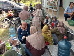 Melalui kegiatan nonfisik TMMD ke-129, para kader PKK dan masyarakat Desa Kesongo mendapatkan pelatihan pembuatan olahan keripik pisang yang digelar di Balai Desa Kesongo, Selasa (28/7/2026).
