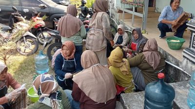 Melalui kegiatan nonfisik TMMD ke-129, para kader PKK dan masyarakat Desa Kesongo mendapatkan pelatihan pembuatan olahan keripik pisang yang digelar di Balai Desa Kesongo, Selasa (28/7/2026).