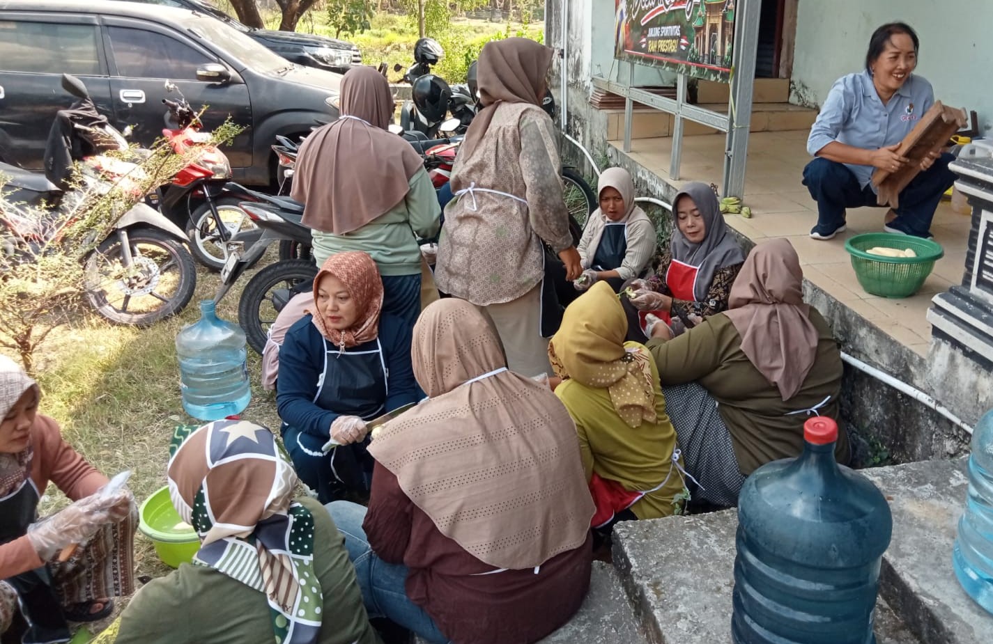 Melalui kegiatan nonfisik TMMD ke-129, para kader PKK dan masyarakat Desa Kesongo mendapatkan pelatihan pembuatan olahan keripik pisang yang digelar di Balai Desa Kesongo, Selasa (28/7/2026).