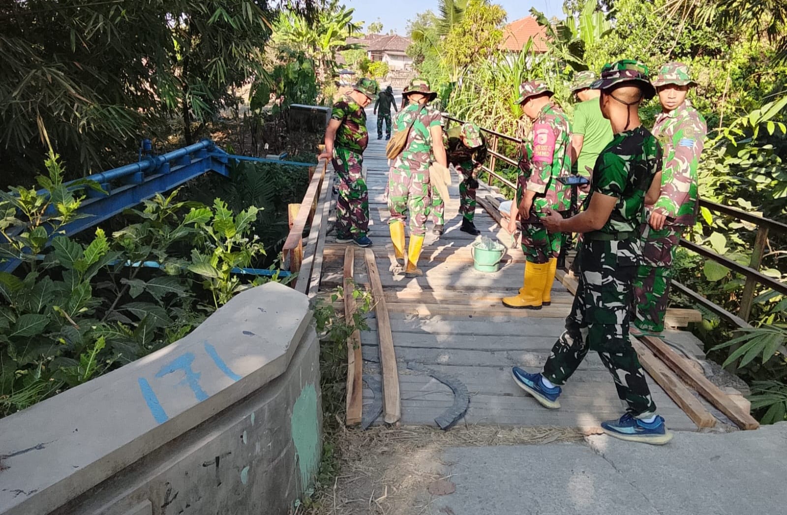 Melalui Program TNI Manunggal Membangun Desa (TMMD) ke-129 Tahun Anggaran 2026, Satgas Kodim 0813 Bojonegoro mulai membangun jembatan yang selama ini menjadi akses vital bagi aktivitas masyarakat.