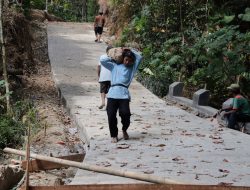 Di Usia 85 Tahun, Karmudi Tetap Angkut Batu Demi Sukseskan TMMD di Gumelem Kulon