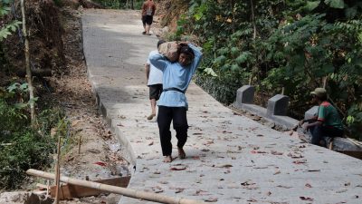warga Dusun Kunir RT 01/RW 09, Desa Gumelem Kulon, Kecamatan Susukan, Kabupaten Banjarnegara, yang tetap berpartisipasi dalam kegiatan TNI Manunggal Membangun Desa (TMMD) Reguler ke-129 Tahun Anggaran 2026 Kodim 0704/Banjarnegara.