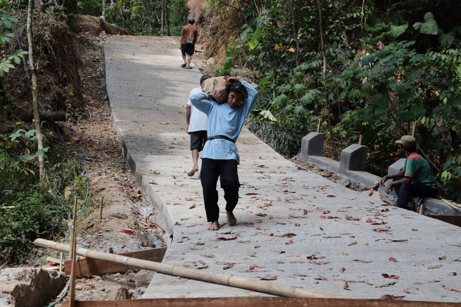 warga Dusun Kunir RT 01/RW 09, Desa Gumelem Kulon, Kecamatan Susukan, Kabupaten Banjarnegara, yang tetap berpartisipasi dalam kegiatan TNI Manunggal Membangun Desa (TMMD) Reguler ke-129 Tahun Anggaran 2026 Kodim 0704/Banjarnegara.