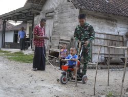 Viral! Momen Prajurit TMMD Jadi Sahabat Anak di Kesongo, Warganet: TNI Bukan Hanya Bangun Jalan, Tapi Juga Bangun Hati