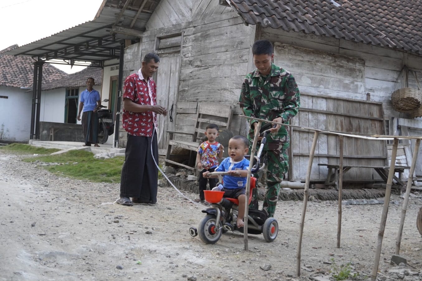Di sela waktu istirahat usai bekerja, sejumlah personel Satgas TMMD terlihat meluangkan waktu bermain bersama anak-anak Desa Kesongo. Salah satu momen yang paling menyita perhatian adalah ketika seorang prajurit dengan sabar mendampingi balita yang sedang belajar mengayuh sepeda roda tiga di halaman rumah warga.