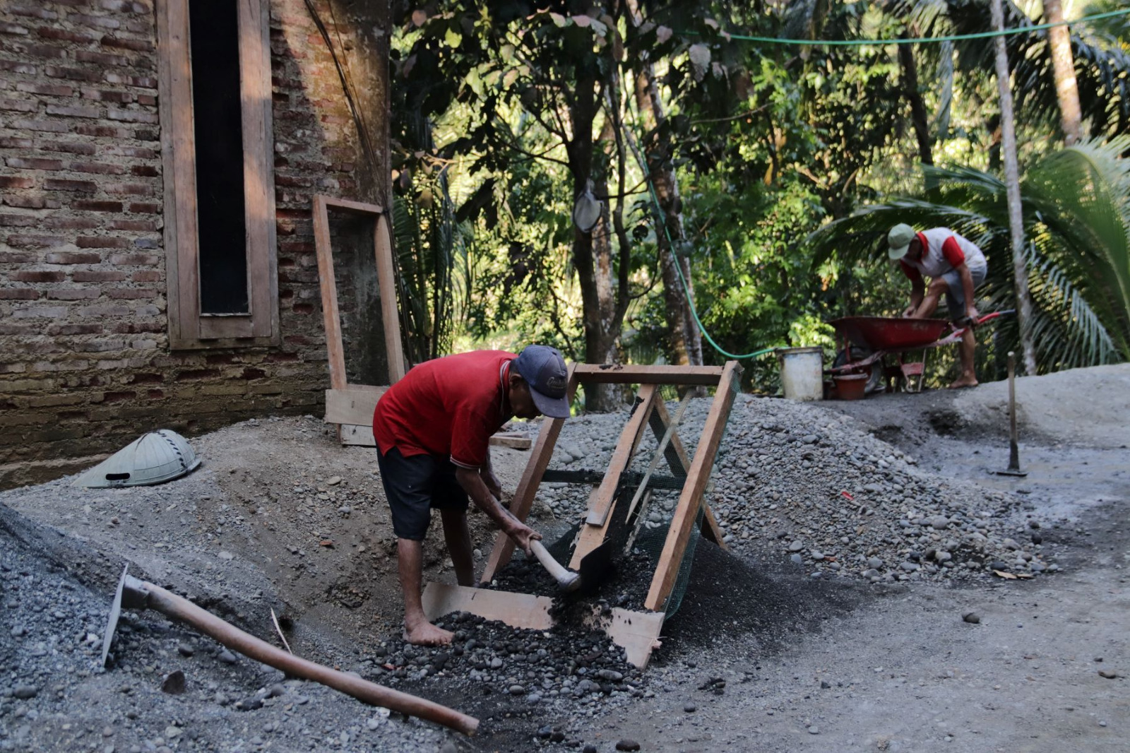 Di tengah pelaksanaan TMMD Reguler ke-129 Tahun Anggaran 2026 Kodim 0704/Banjarnegara, lelaki sepuh itu tampak tekun mengayak pasir di lokasi pembangunan rabat beton di Dusun Kunir RT 01 RW 09, Desa Gumelem Kulon, Kecamatan Susukan, Kabupaten Banjarnegara, Minggu (19/07/2026).