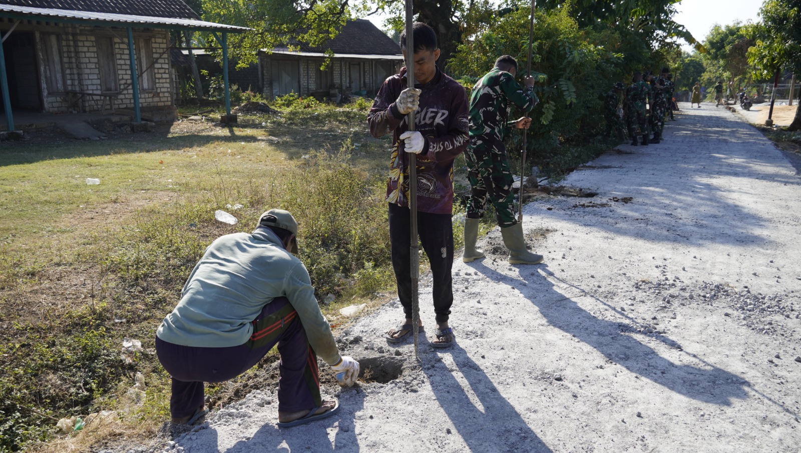 Melalui Program TNI Manunggal Membangun Desa (TMMD) ke-129 Kodim 0813/Bojonegoro, pembangunan jalan rigid beton terus menunjukkan progres positif dan menjadi simbol nyata kolaborasi antara TNI dan masyarakat.