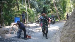 Semangat kebersamaan kembali mewarnai pelaksanaan TMMD Reguler ke-129 Tahun Anggaran 2026 Kodim 0704/Banjarnegara. Di lokasi pembangunan plat beton Dusun Kunir RT 01/RW 09, Desa Gumelem Kulon, Kecamatan Susukan, personel Satgas TMMD dan warga bahu-membahu memikul adukan semen menuju titik pengecoran, Senin (20/7/2026).