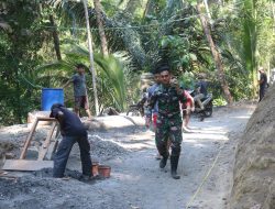 Panggul Adukan Bersama! Praka Agit dan Warga Tunjukkan Kekuatan Gotong Royong di TMMD Banjarnegara
