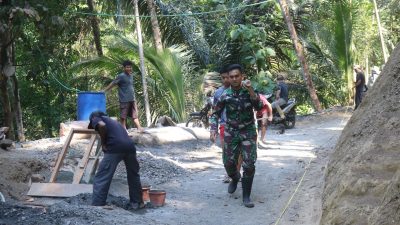 Semangat kebersamaan kembali mewarnai pelaksanaan TMMD Reguler ke-129 Tahun Anggaran 2026 Kodim 0704/Banjarnegara. Di lokasi pembangunan plat beton Dusun Kunir RT 01/RW 09, Desa Gumelem Kulon, Kecamatan Susukan, personel Satgas TMMD dan warga bahu-membahu memikul adukan semen menuju titik pengecoran, Senin (20/7/2026).