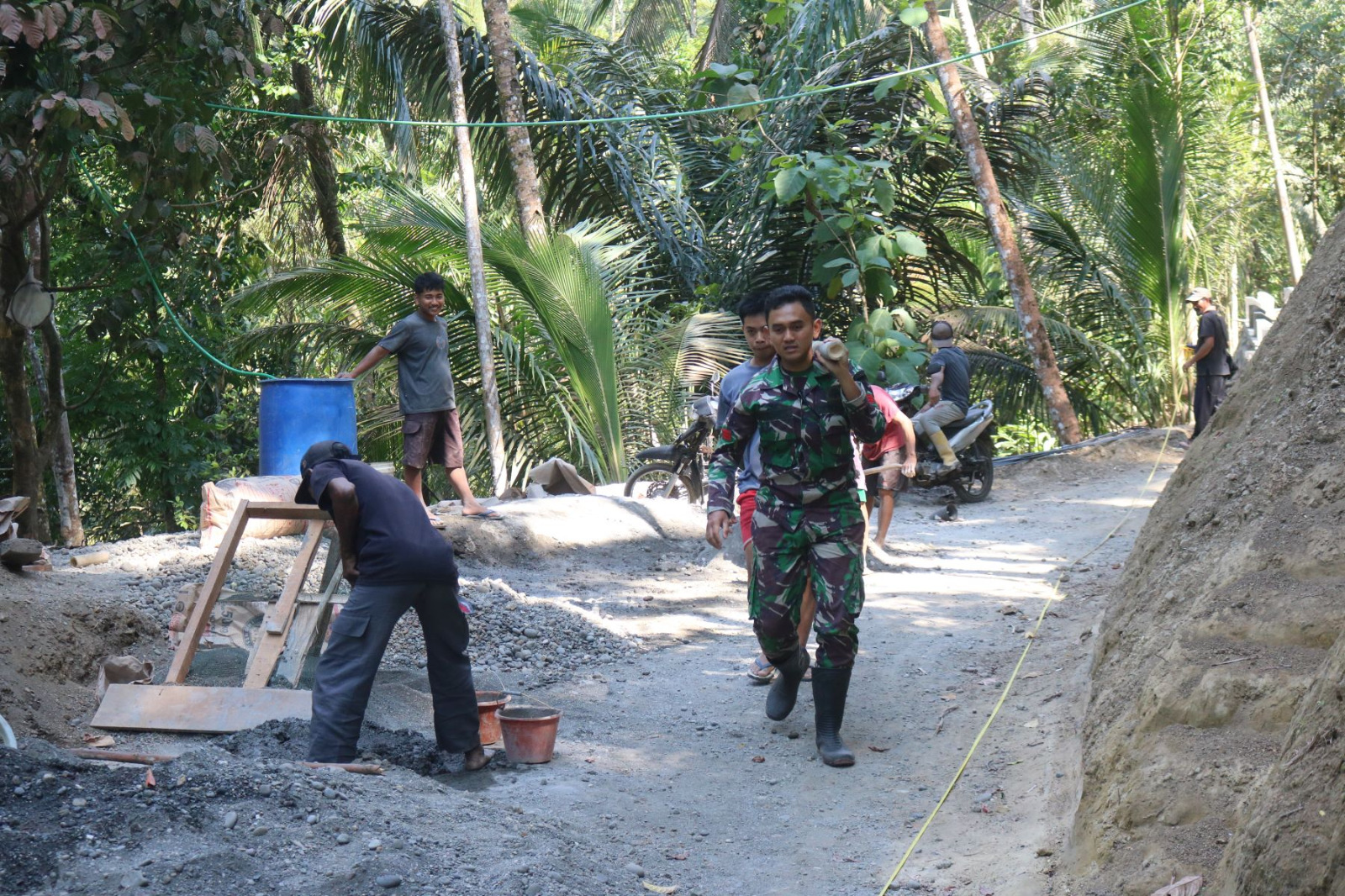 Semangat kebersamaan kembali mewarnai pelaksanaan TMMD Reguler ke-129 Tahun Anggaran 2026 Kodim 0704/Banjarnegara. Di lokasi pembangunan plat beton Dusun Kunir RT 01/RW 09, Desa Gumelem Kulon, Kecamatan Susukan, personel Satgas TMMD dan warga bahu-membahu memikul adukan semen menuju titik pengecoran, Senin (20/7/2026).