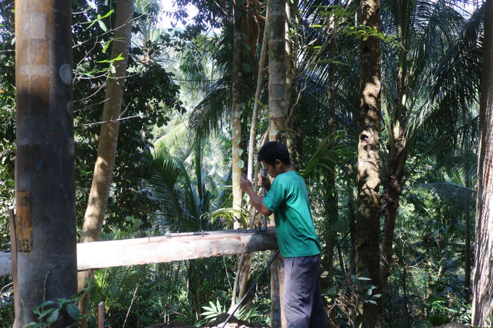 Di tengah aktivitas pembangunan, suara benturan besi terdengar berirama saat Margo mengukur, membengkokkan, dan merapikan setiap batang besi menjadi begel. Meski pekerjaannya jarang menjadi sorotan, hasil karyanya memiliki peran penting sebagai pengikat rangka beton agar bangunan yang dibangun memiliki kekuatan dan daya tahan yang optimal.