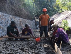 Jaga Mutu Pembangunan, Satgas TMMD dan Warga Cek Ketebalan Rabat Beton di Gumelem Kulon
