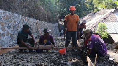 Salah satunya melalui pemeriksaan ketebalan rabat beton yang dilakukan secara teliti di Dusun Kunir RT 01 RW 09, Desa Gumelem Kulon, Kecamatan Susukan, Rabu (22/7/2026).