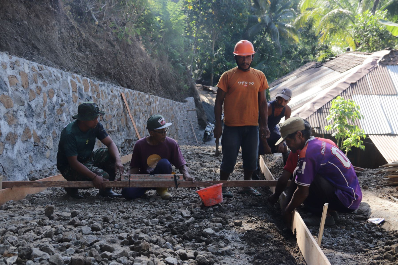 Salah satunya melalui pemeriksaan ketebalan rabat beton yang dilakukan secara teliti di Dusun Kunir RT 01 RW 09, Desa Gumelem Kulon, Kecamatan Susukan, Rabu (22/7/2026).