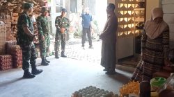 Komandan Satuan Tugas (Dansatgas) TMMD ke-129 Kodim 0813/Bojonegoro, Letkol Inf Dedy Dwi Wijayanto, memanfaatkan sela-sela peninjauan pelaksanaan Program TNI Manunggal Membangun Desa (TMMD) ke-129 Tahun 2026 dengan mengunjungi UMKM Telur Asin Pak Babhin di Desa Kesongo, Kecamatan Kedungadem, Kabupaten Bojonegoro, Rabu (22/7/2026).