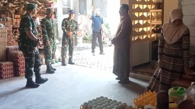 Komandan Satuan Tugas (Dansatgas) TMMD ke-129 Kodim 0813/Bojonegoro, Letkol Inf Dedy Dwi Wijayanto, memanfaatkan sela-sela peninjauan pelaksanaan Program TNI Manunggal Membangun Desa (TMMD) ke-129 Tahun 2026 dengan mengunjungi UMKM Telur Asin Pak Babhin di Desa Kesongo, Kecamatan Kedungadem, Kabupaten Bojonegoro, Rabu (22/7/2026).