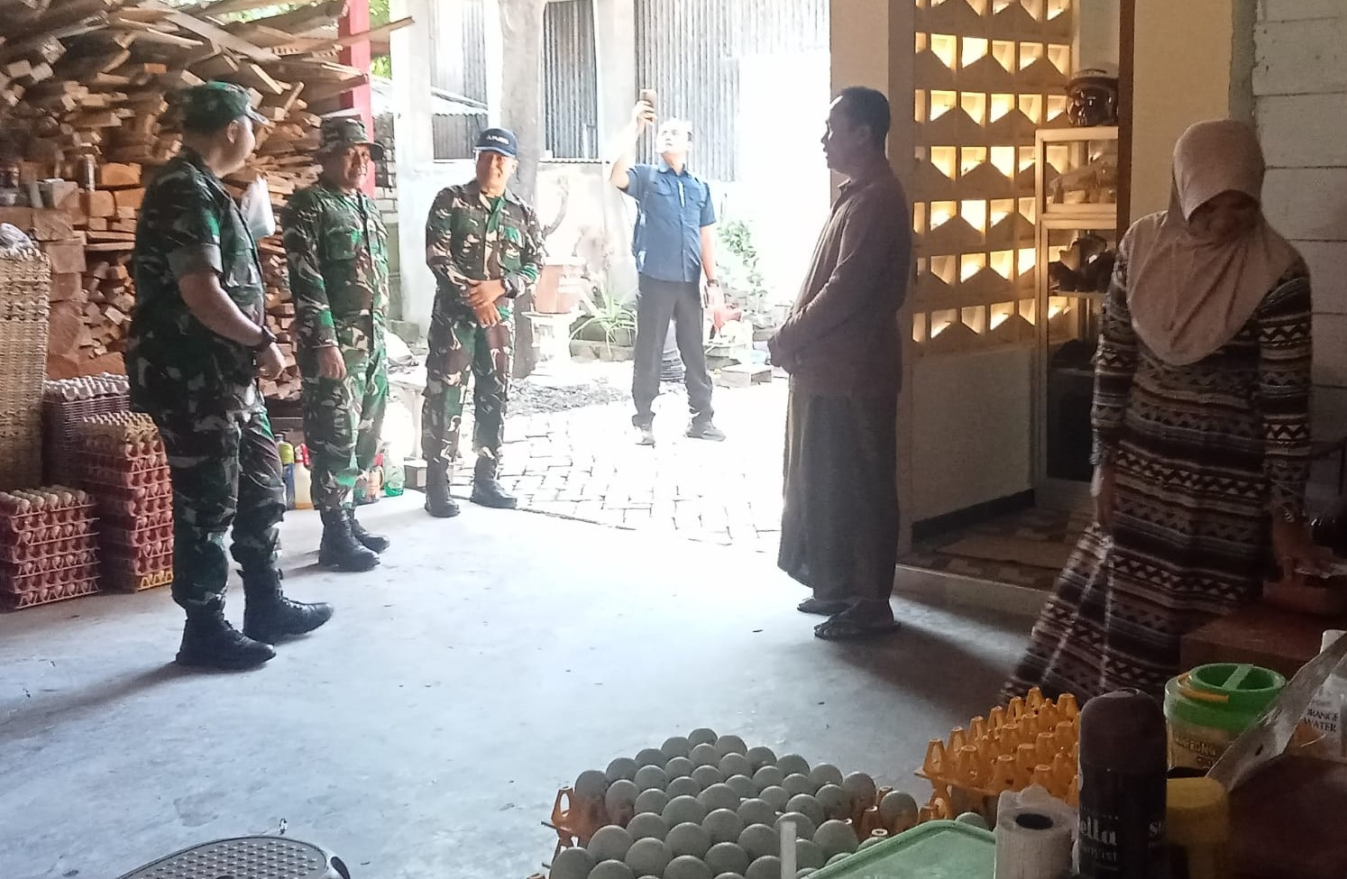 Komandan Satuan Tugas (Dansatgas) TMMD ke-129 Kodim 0813/Bojonegoro, Letkol Inf Dedy Dwi Wijayanto, memanfaatkan sela-sela peninjauan pelaksanaan Program TNI Manunggal Membangun Desa (TMMD) ke-129 Tahun 2026 dengan mengunjungi UMKM Telur Asin Pak Babhin di Desa Kesongo, Kecamatan Kedungadem, Kabupaten Bojonegoro, Rabu (22/7/2026).