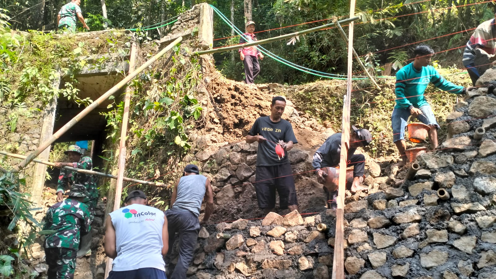 Hingga Kamis (23/7/2026), pembangunan talud pertama dengan panjang 75 meter dan tinggi 1,5 meter telah mencapai 25 persen. Capaian tersebut menjadi salah satu indikator kemajuan sasaran fisik TMMD yang terus dikerjakan secara bertahap.