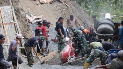 anggota Satgas TMMD dan masyarakat bekerja dalam satu irama menyelesaikan pembangunan rabat beton sepanjang 737 meter, lebar 2,5 meter, dan tebal 0,15 meter. Hingga Sabtu (25/07/2026)
