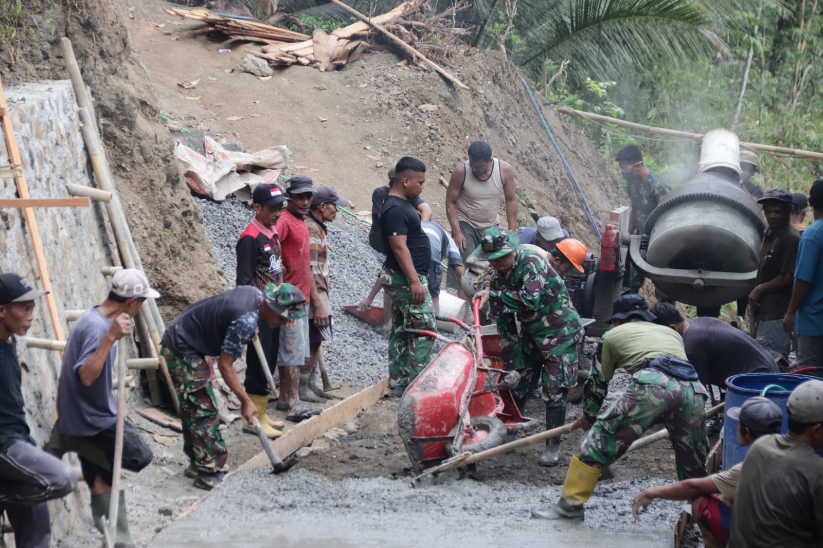 anggota Satgas TMMD dan masyarakat bekerja dalam satu irama menyelesaikan pembangunan rabat beton sepanjang 737 meter, lebar 2,5 meter, dan tebal 0,15 meter. Hingga Sabtu (25/07/2026)