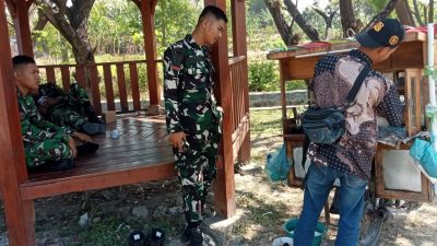 Pada Sabtu (25/7/2026), gerobak bakso sederhana milik Pak Sholeh kembali dipadati para prajurit TNI yang memanfaatkan waktu istirahat untuk menikmati semangkuk bakso hangat. Suasana akrab antara anggota Satgas dan masyarakat pun terlihat jelas di sela-sela aktivitas pembangunan desa.