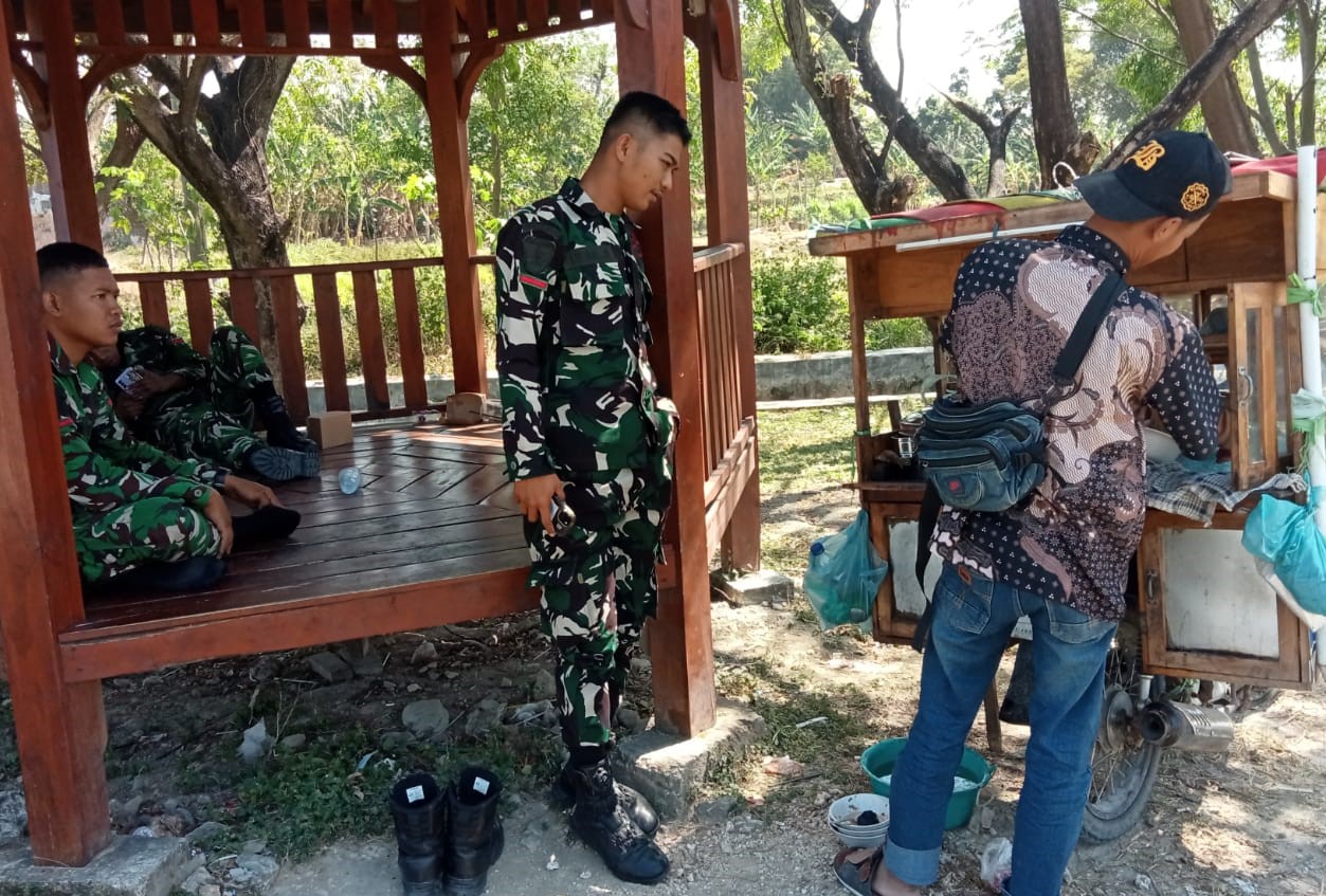 Pada Sabtu (25/7/2026), gerobak bakso sederhana milik Pak Sholeh kembali dipadati para prajurit TNI yang memanfaatkan waktu istirahat untuk menikmati semangkuk bakso hangat. Suasana akrab antara anggota Satgas dan masyarakat pun terlihat jelas di sela-sela aktivitas pembangunan desa.