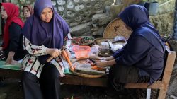 Sejak pagi, Senin (27/7/2026), asap kembali mengepul dari dapur sederhana milik Bu Sarijem. Dengan penuh ketulusan, ia menyiapkan hidangan untuk anggota Satgas TMMD dan warga yang setiap hari bergotong royong membangun desa.