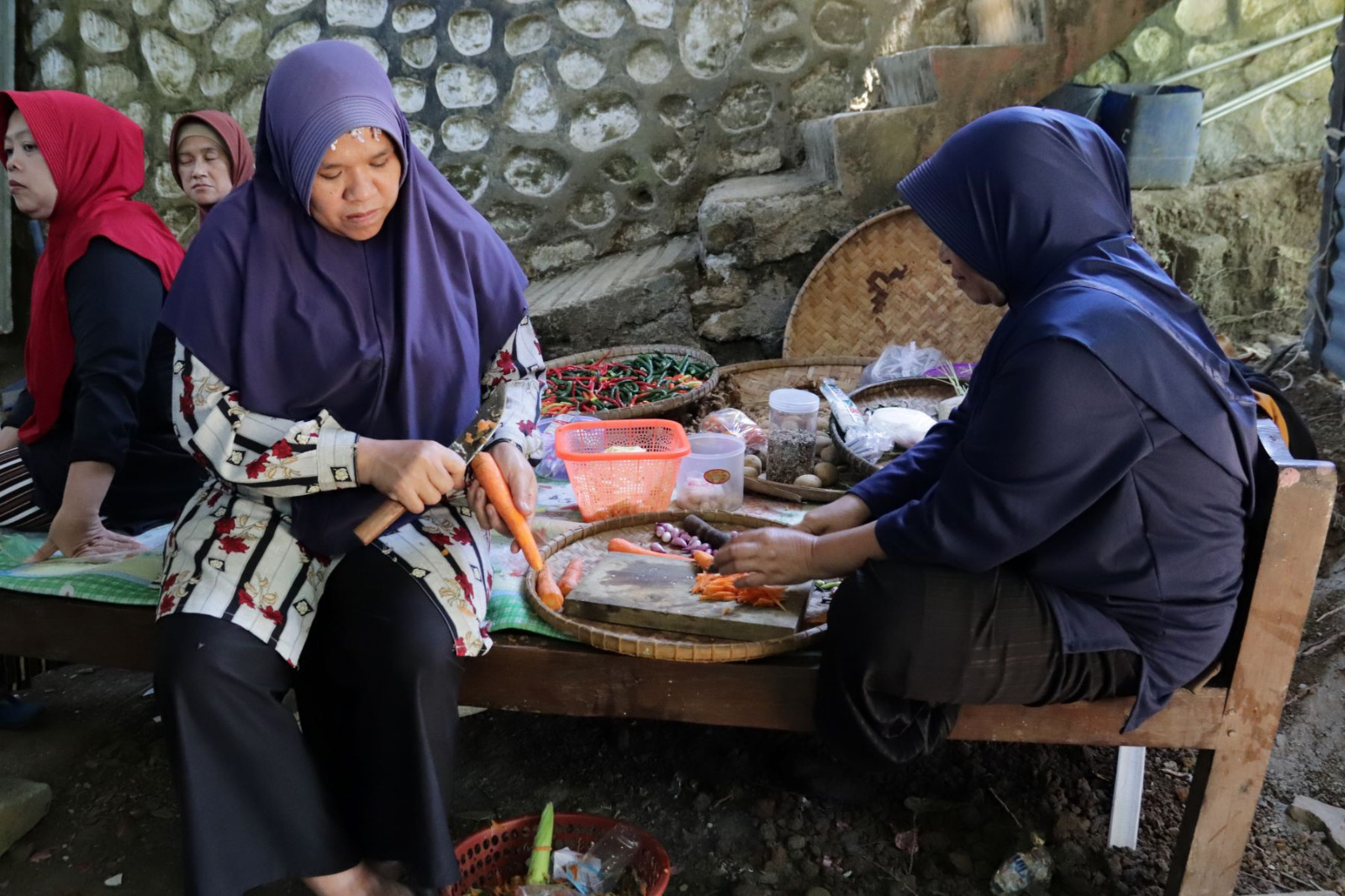 Sejak pagi, Senin (27/7/2026), asap kembali mengepul dari dapur sederhana milik Bu Sarijem. Dengan penuh ketulusan, ia menyiapkan hidangan untuk anggota Satgas TMMD dan warga yang setiap hari bergotong royong membangun desa.