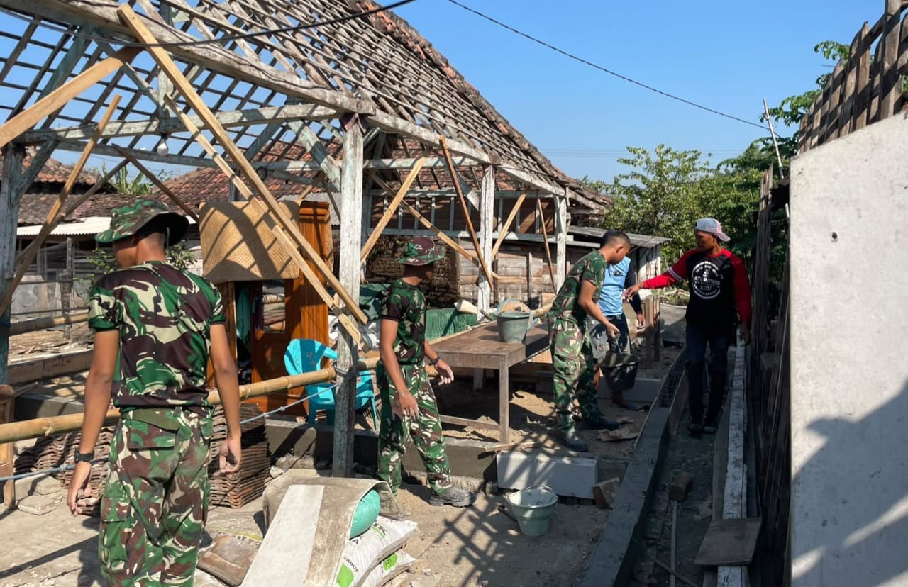 Komandan SST-1 Satgas TMMD ke-129 Kodim 0813 Bojonegoro, Letda Inf Adi Yuniarto, menjelaskan bahwa pembangunan RTLH merupakan salah satu bentuk kepedulian TNI dalam meningkatkan kualitas hidup masyarakat.