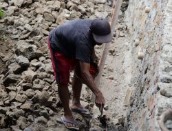 Tangan Terampil Sartono Perkokoh Talud, Wujud Nyata Gotong Royong TMMD di Gumelem Kulon