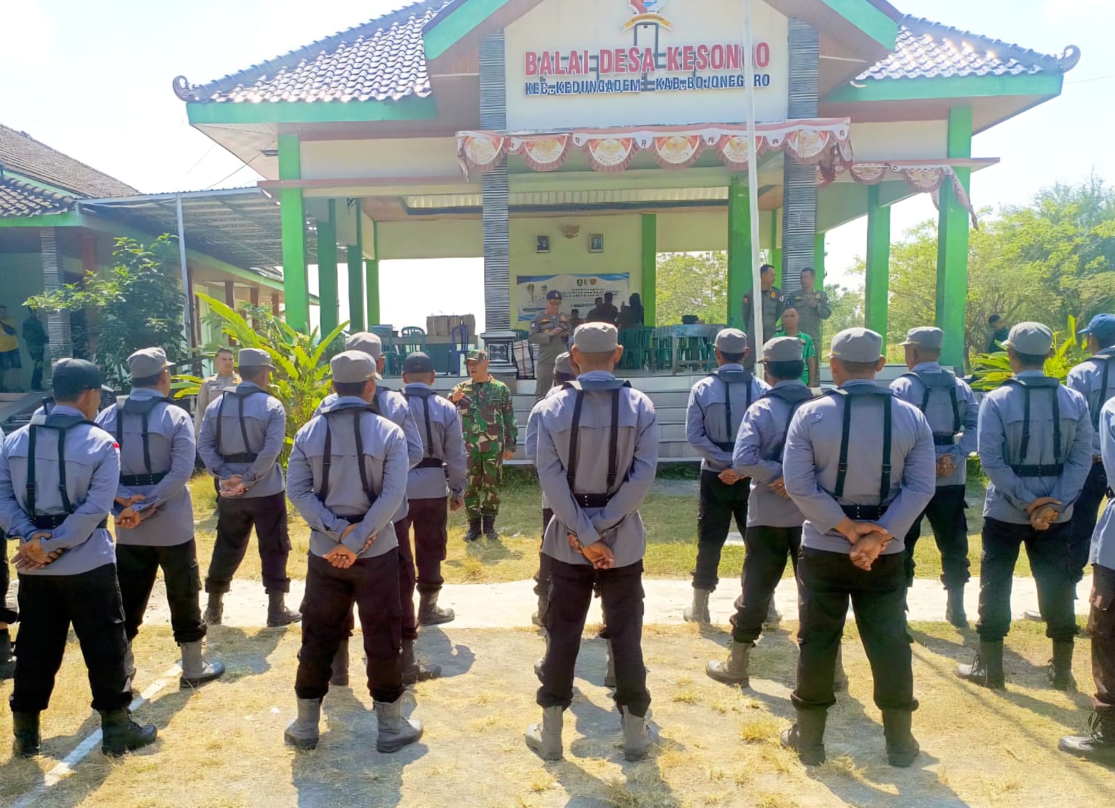 Suasana latihan berlangsung penuh semangat. Setiap anggota Linmas terlihat antusias mengikuti setiap instruksi, berupaya membangun kekompakan, kedisiplinan, serta kesiapsiagaan dalam menjalankan tugas sebagai mitra pemerintah desa dan aparat keamanan.