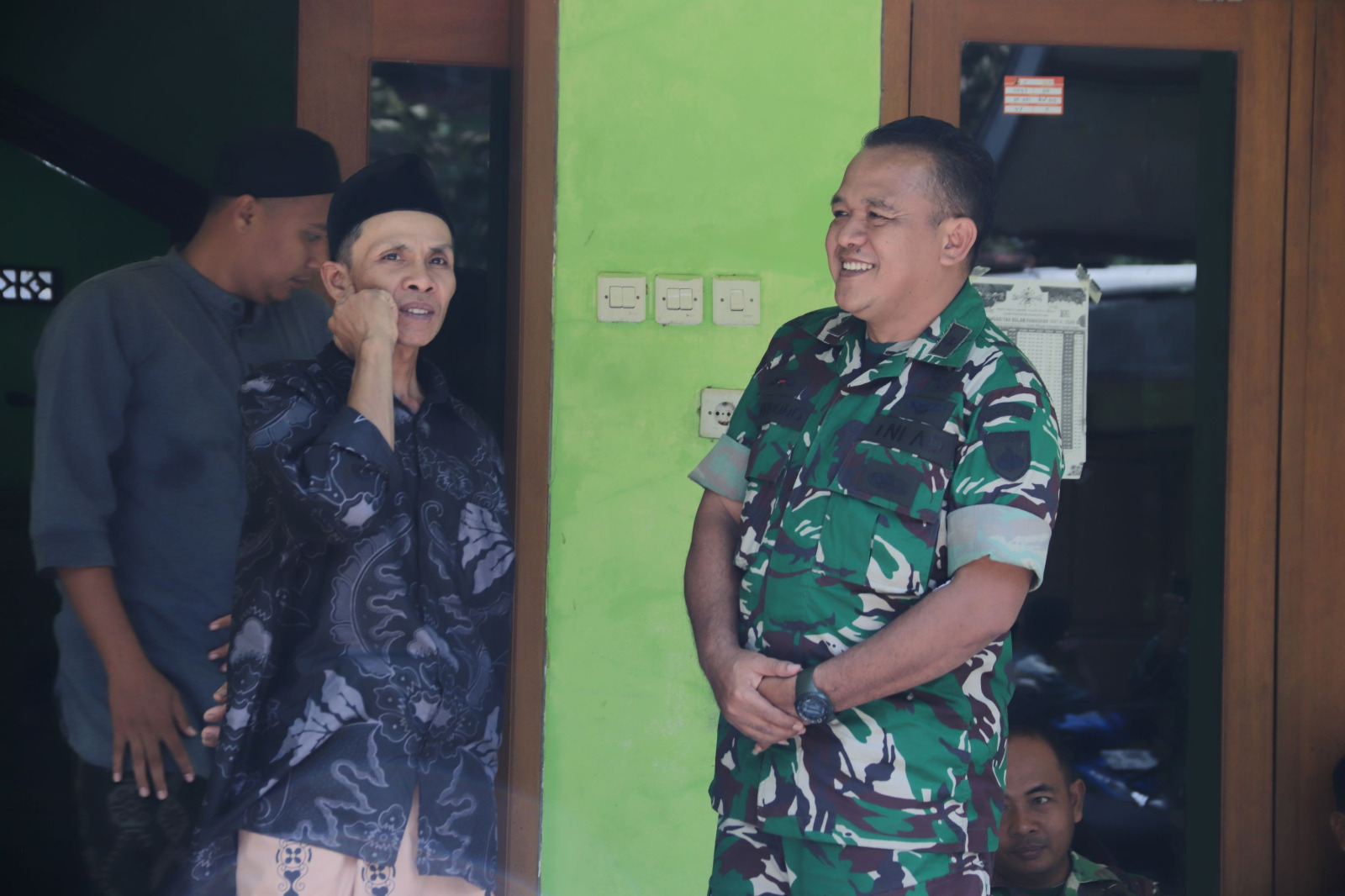 Anggota Satgas TMMD, Peltu Widodo, meluangkan waktu berbincang hangat dengan Kemis (52), warga Dusun Kunir, Desa Gumelem Kulon, Kecamatan Susukan, Minggu (19/7/2026).