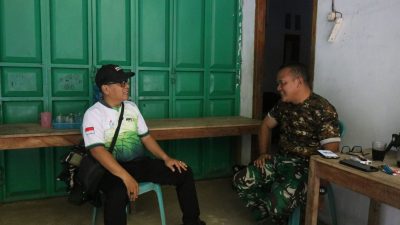 Semangat kebersamaan kembali mewarnai pelaksanaan TMMD Reguler ke-129 Tahun Anggaran 2026 Kodim 0704/Banjarnegara. Di lokasi pembangunan plat beton Dusun Kunir RT 01/RW 09, Desa Gumelem Kulon, Kecamatan Susukan, personel Satgas TMMD dan warga bahu-membahu memikul adukan semen menuju titik pengecoran, Senin (20/7/2026).